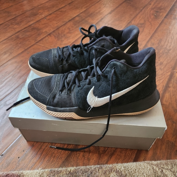Kyrie 5 TB Black w/original box - Picture 4 of 6